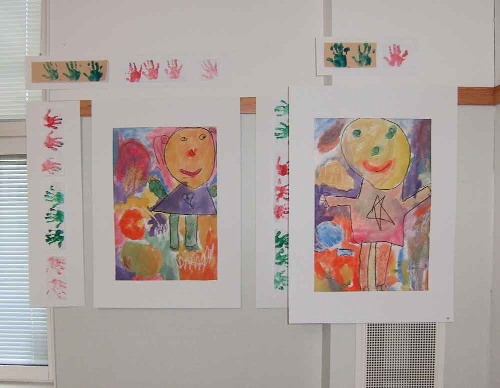 ett par 'konstverk' målade av Montessori förskolebarn